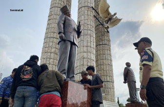 Viral Patung Soekarno di Alun-Alun Indramayu Rusak & Miring: Ini Penyebab dan Langkah Perbaikan Pemerintah