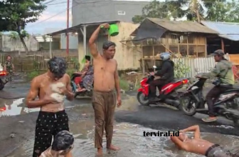 Video Viral Kades Lombok Tengah Mandi Lumpur di Jalan Rusak, Bentuk Protes Keras ke Pemkab