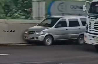 Viral Mobil Panther Melaju Sendiri di Tol Jakarta–Cikampek