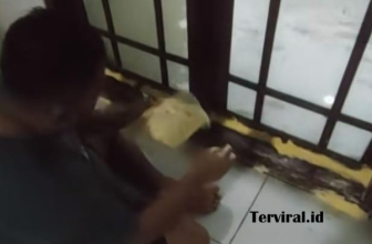 Cara Viral Pakai Mentega untuk Tutup Celah Jendela Anti Banjir