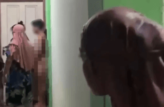 Video Sepasang Kekasih Tanpa Busana Gagal Kabur Saat Digerebek Warga di Padang