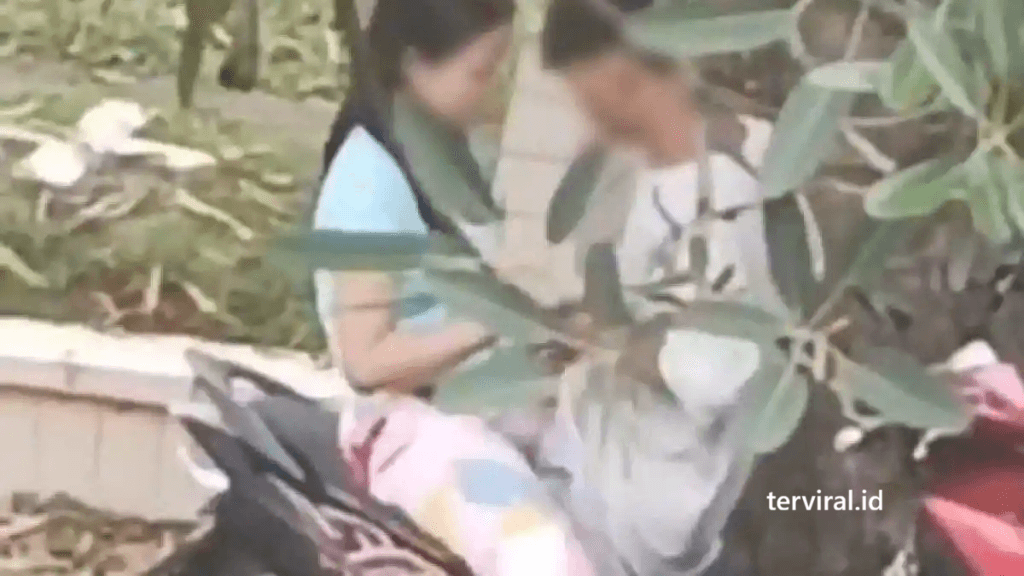Viral! Video Dua Sejoli Terekam Bermesraan di Tempat Umum