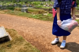 Viral Bocah Perempuan Ziarah ke Makam Ibunya di Hari Pertama Sekolah, Ucapannya Bikin Warganet Menangis