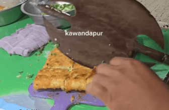 Viral! Penjual Martabak Gunakan Kapak Ala Wiro Sableng untuk Memotong Pesanan, Aksinya Bikin Pembeli Terpukau