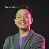 Biografi Ernest Prakasa: Komika, Sutradara, dan Sosok Kreatif di Balik Layar