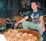 Peyek Kacang Tumpuk Rahasia Sukses Pengusaha Kelik