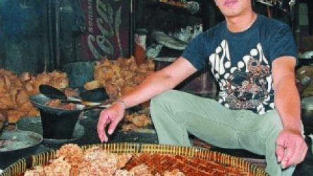Peyek Kacang Tumpuk Rahasia Sukses Pengusaha Kelik