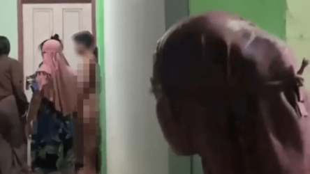 Video Sepasang Kekasih Tanpa Busana Gagal Kabur Saat Digerebek Warga di Padang