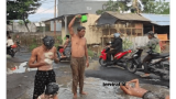 Video Viral Kades Lombok Tengah Mandi Lumpur di Jalan Rusak, Bentuk Protes Keras ke Pemkab