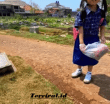 Viral Bocah Perempuan Ziarah ke Makam Ibunya di Hari Pertama Sekolah, Ucapannya Bikin Warganet Menangis