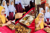 Viral Guru SD di Lampung Marah karena Paket Makan Bergizi Gratis Basi, 11 Siswa Diduga Keracunan