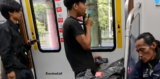 Viral Penumpang Ngevape di Dalam KRL, KAI Commuter Beri Sanksi Tegas