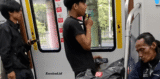 Viral Penumpang Ngevape di Dalam KRL, KAI Commuter Beri Sanksi Tegas