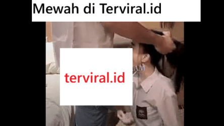 Zhmellyn Cosplay Pakai Seragam Sekolah di Hotel Mewah