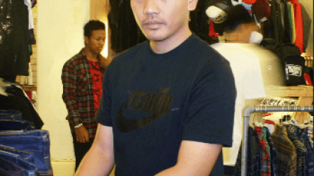 Pengusaha Ryo Baskoro Desain Kaos Distro Rown