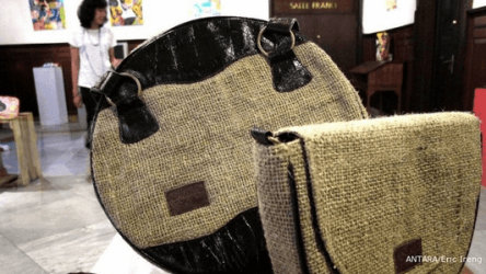 Karung Goni Bekas Diubah Menjadi Duit