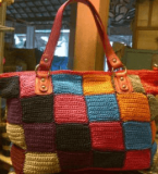 Membuat Tas Rajut Pengusaha Asal Kajen Untung