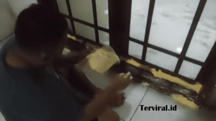 Cara Viral Pakai Mentega untuk Tutup Celah Jendela Anti Banjir